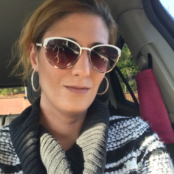 Meet your Posher, Stephanie - Picture 4 of 4